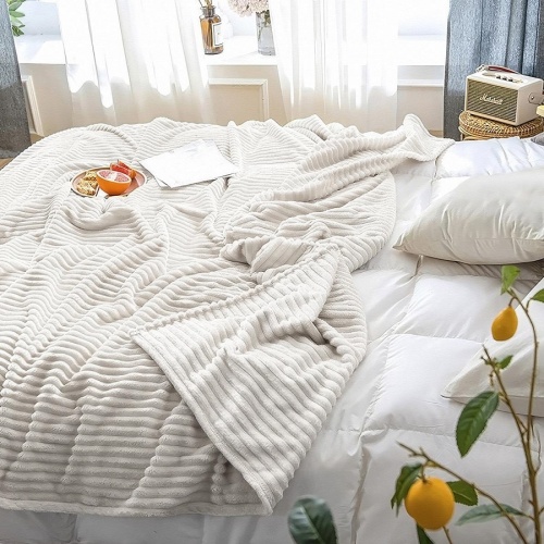 Плед 200*220см велсофт ПОЛОСА 1см молочный (чемодан) Vse Doma